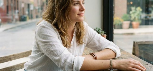 Choisir le bon bracelet entre cuir et cordon quand on aime les looks simples